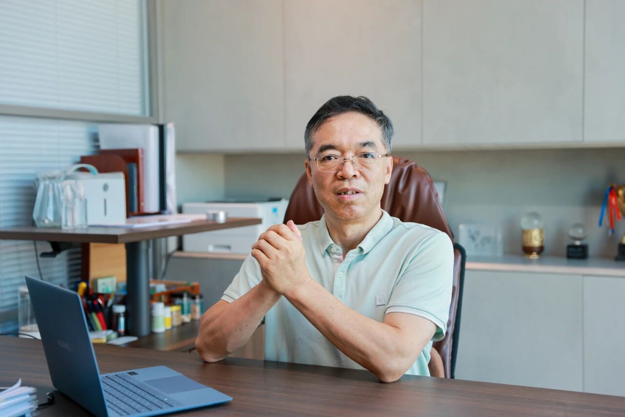  中國(guó)出?！凹軜蛉恕编u亨 